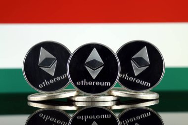 Ethereum (Eth) ve Macaristan bayrağı fiziksel sürümü. Blockchain teknolojisi, akıllı sözleşmeler, kişisel belirteçleri ve ilk para sunan cryptocurrency, yatırımcılar için kavramsal görüntü.