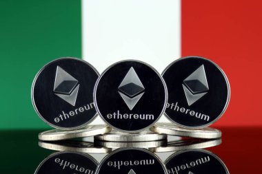 Ethereum (Eth) ve İtalya bayrağı fiziksel sürümü. Blockchain teknolojisi, akıllı sözleşmeler, kişisel belirteçleri ve ilk para sunan cryptocurrency, yatırımcılar için kavramsal görüntü.
