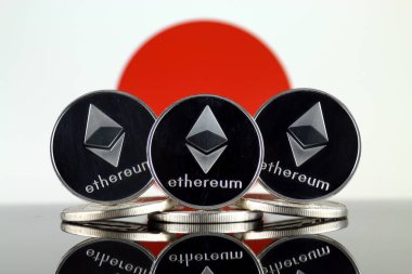 Ethereum (Eth) ve Japonya bayrağı fiziksel sürümü. Blockchain teknolojisi, akıllı sözleşmeler, kişisel belirteçleri ve ilk para sunan cryptocurrency, yatırımcılar için kavramsal görüntü.