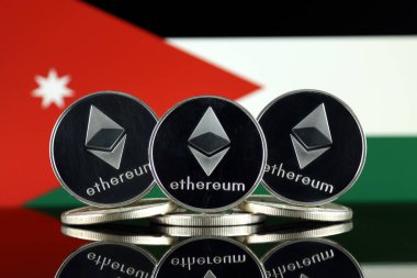 Ethereum (Eth) ve Jordan bayrağı fiziksel sürümü. Blockchain teknolojisi, akıllı sözleşmeler, kişisel belirteçleri ve ilk para sunan cryptocurrency, yatırımcılar için kavramsal görüntü.