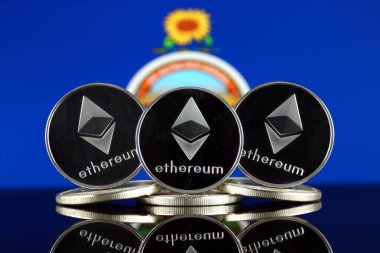 Ethereum (Eth) ve Kansas devlet bayrağı fiziksel sürümü. Blockchain teknolojisi, akıllı sözleşmeler, kişisel belirteçleri ve ilk para sunan cryptocurrency, yatırımcılar için kavramsal görüntü.