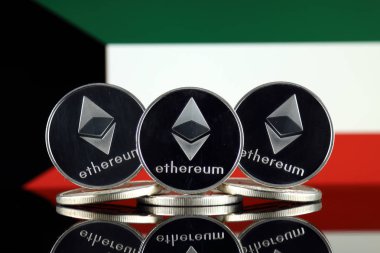 Ethereum (Eth) ve Kuveyt bayrağı fiziksel sürümü. Blockchain teknolojisi, akıllı sözleşmeler, kişisel belirteçleri ve ilk para sunan cryptocurrency, yatırımcılar için kavramsal görüntü.