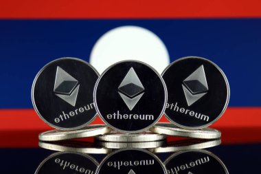 Ethereum (Eth) ve Laos bayrağı fiziksel sürümü. Blockchain teknolojisi, akıllı sözleşmeler, kişisel belirteçleri ve ilk para sunan cryptocurrency, yatırımcılar için kavramsal görüntü.