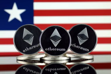 Ethereum (Eth) ve Liberya bayrağı fiziksel sürümü. Blockchain teknolojisi, akıllı sözleşmeler, kişisel belirteçleri ve ilk para sunan cryptocurrency, yatırımcılar için kavramsal görüntü.
