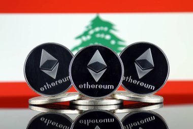 Ethereum (Eth) ve Lübnan bayrağı fiziksel sürümü. Blockchain teknolojisi, akıllı sözleşmeler, kişisel belirteçleri ve ilk para sunan cryptocurrency, yatırımcılar için kavramsal görüntü.