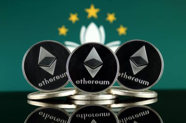 Ethereum (Eth) ve Macau bayrak fiziksel sürümü. Blockchain teknolojisi, akıllı sözleşmeler, kişisel belirteçleri ve ilk para sunan cryptocurrency, yatırımcılar için kavramsal görüntü.