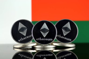 Ethereum (Eth) ve Madagaskar bayrağı fiziksel sürümü. Blockchain teknolojisi, akıllı sözleşmeler, kişisel belirteçleri ve ilk para sunan cryptocurrency, yatırımcılar için kavramsal görüntü.