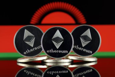 Ethereum (Eth) ve Malavi bayrak fiziksel sürümü. Blockchain teknolojisi, akıllı sözleşmeler, kişisel belirteçleri ve ilk para sunan cryptocurrency, yatırımcılar için kavramsal görüntü.