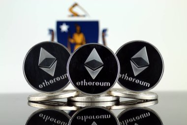 Ethereum (Eth) ve Massachusetts devlet bayrağı fiziksel sürümü. Blockchain teknolojisi, akıllı sözleşmeler, kişisel belirteçleri ve ilk para sunan cryptocurrency, yatırımcılar için kavramsal görüntü.