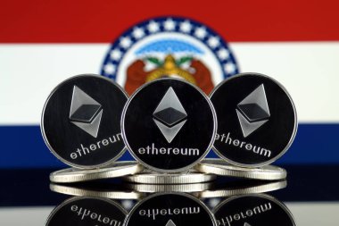 Ethereum (Eth) ve Missouri devlet bayrağı fiziksel sürümü. Blockchain teknolojisi, akıllı sözleşmeler, kişisel belirteçleri ve ilk para sunan cryptocurrency, yatırımcılar için kavramsal görüntü.