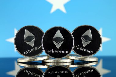 Ethereum (Eth) ve Mikronezya bayrak fiziksel sürümü. Blockchain teknolojisi, akıllı sözleşmeler, kişisel belirteçleri ve ilk para sunan cryptocurrency, yatırımcılar için kavramsal görüntü.