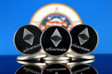 Ethereum (Eth) ve Minnesota devlet bayrağı fiziksel sürümü. Blockchain teknolojisi, akıllı sözleşmeler, kişisel belirteçleri ve ilk para sunan cryptocurrency, yatırımcılar için kavramsal görüntü.