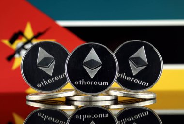 Ethereum (Eth) ve Mozambik bayrak fiziksel sürümü. Blockchain teknolojisi, akıllı sözleşmeler, kişisel belirteçleri ve ilk para sunan cryptocurrency, yatırımcılar için kavramsal görüntü.