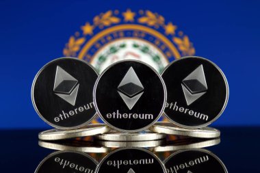 Ethereum (Eth) ve New Hampshire devlet bayrağı fiziksel sürümü. Blockchain teknolojisi, akıllı sözleşmeler, kişisel belirteçleri ve ilk para sunan cryptocurrency, yatırımcılar için kavramsal görüntü.