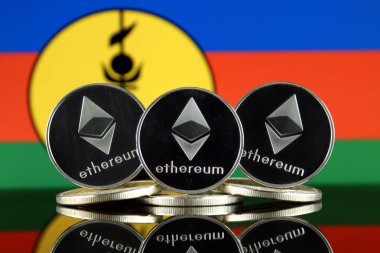 Ethereum (Eth) ve Yeni Kaledonya bayrak fiziksel sürümü. Blockchain teknolojisi, akıllı sözleşmeler, kişisel belirteçleri ve ilk para sunan cryptocurrency, yatırımcılar için kavramsal görüntü.