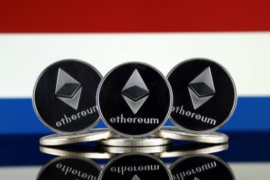 Ethereum (Eth) ve Hollanda bayrağı fiziksel sürümü. Blockchain teknolojisi, akıllı sözleşmeler, kişisel belirteçleri ve ilk para sunan cryptocurrency, yatırımcılar için kavramsal görüntü.