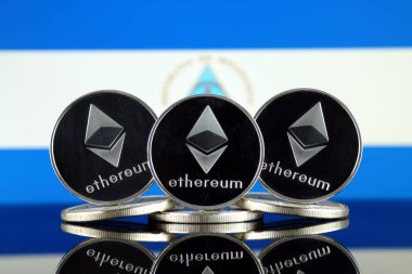 Ethereum (Eth) ve Nikaragua bayrağı fiziksel sürümü. Blockchain teknolojisi, akıllı sözleşmeler, kişisel belirteçleri ve ilk para sunan cryptocurrency, yatırımcılar için kavramsal görüntü.