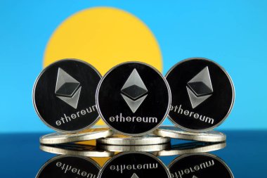 Ethereum (Eth) ve Palau bayrak fiziksel sürümü. Blockchain teknolojisi, akıllı sözleşmeler, kişisel belirteçleri ve ilk para sunan cryptocurrency, yatırımcılar için kavramsal görüntü.
