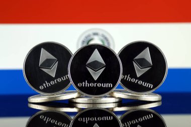 Ethereum (Eth) ve Paraguay bayrak fiziksel sürümü. Blockchain teknolojisi, akıllı sözleşmeler, kişisel belirteçleri ve ilk para sunan cryptocurrency, yatırımcılar için kavramsal görüntü.