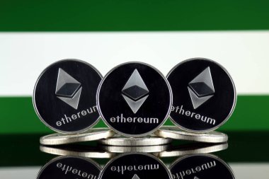 Ethereum (Eth) ve Rotterdam şehir bayrağı fiziksel sürümü. Blockchain teknolojisi, akıllı sözleşmeler, kişisel belirteçleri ve ilk para sunan cryptocurrency, yatırımcılar için kavramsal görüntü.