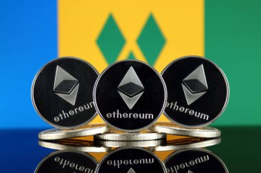 Ethereum (Eth) ve Saint Vincent ve Grenadinler bayrak fiziksel sürümü. Yatırımcılar cryptocurrency, Blockchain teknolojisi, akıllı sözleşmeler, kişisel belirteçleri ve ICO için kavramsal görüntü.