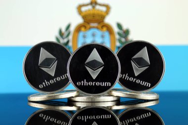 Ethereum (Eth) ve San Marino bayrağı fiziksel sürümü. Blockchain teknolojisi, akıllı sözleşmeler, kişisel belirteçleri ve ilk para sunan cryptocurrency, yatırımcılar için kavramsal görüntü.