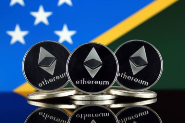 Ethereum (Eth) ve Solomon Adaları bayrağı fiziksel sürümü. Blockchain teknolojisi, akıllı sözleşmeler, kişisel belirteçleri ve ilk para sunan cryptocurrency, yatırımcılar için kavramsal görüntü.