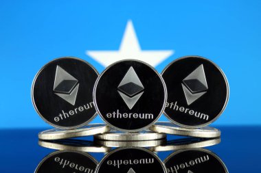 Ethereum (Eth) ve Somali bayrağı fiziksel sürümü. Blockchain teknolojisi, akıllı sözleşmeler, kişisel belirteçleri ve ilk para sunan cryptocurrency, yatırımcılar için kavramsal görüntü.