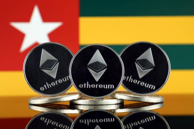 Ethereum (Eth) ve Togo bayrak fiziksel sürümü. Blockchain teknolojisi, akıllı sözleşmeler, kişisel belirteçleri ve ilk para sunan cryptocurrency, yatırımcılar için kavramsal görüntü.