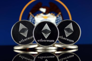 Ethereum (Eth) ve Utah eyalet bayrağı fiziksel sürümü. Blockchain teknolojisi, akıllı sözleşmeler, kişisel belirteçleri ve ilk para sunan cryptocurrency, yatırımcılar için kavramsal görüntü.