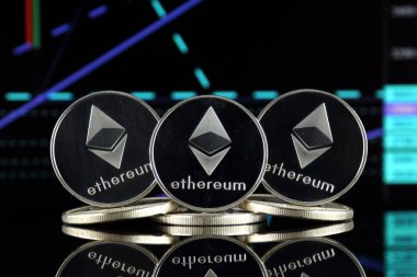 Ethereum (Eth) fiziksel sürümü. Blockchain teknolojisi, akıllı sözleşmeler, kişisel belirteçleri ve ilk para sunan cryptocurrency, yatırımcılar için kavramsal görüntü.