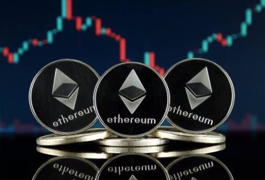 Ethereum (Eth) fiziksel sürümü. Blockchain teknolojisi, akıllı sözleşmeler, kişisel belirteçleri ve ilk para sunan cryptocurrency, yatırımcılar için kavramsal görüntü.