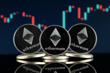 Ethereum (Eth) fiziksel sürümü. Blockchain teknolojisi, akıllı sözleşmeler, kişisel belirteçleri ve ilk para sunan cryptocurrency, yatırımcılar için kavramsal görüntü.
