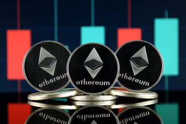 Ethereum (Eth) fiziksel sürümü. Blockchain teknolojisi, akıllı sözleşmeler, kişisel belirteçleri ve ilk para sunan cryptocurrency, yatırımcılar için kavramsal görüntü.