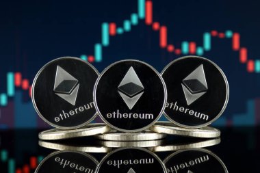 Ethereum (Eth) fiziksel sürümü. Blockchain teknolojisi, akıllı sözleşmeler, kişisel belirteçleri ve ilk para sunan cryptocurrency, yatırımcılar için kavramsal görüntü.