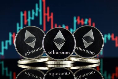 Ethereum (Eth) fiziksel sürümü. Blockchain teknolojisi, akıllı sözleşmeler, kişisel belirteçleri ve ilk para sunan cryptocurrency, yatırımcılar için kavramsal görüntü.