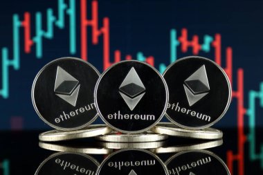 Ethereum (Eth) fiziksel sürümü. Blockchain teknolojisi, akıllı sözleşmeler, kişisel belirteçleri ve ilk para sunan cryptocurrency, yatırımcılar için kavramsal görüntü.