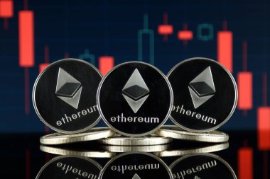 Ethereum (Eth) fiziksel sürümü. Blockchain teknolojisi, akıllı sözleşmeler, kişisel belirteçleri ve ilk para sunan cryptocurrency, yatırımcılar için kavramsal görüntü.
