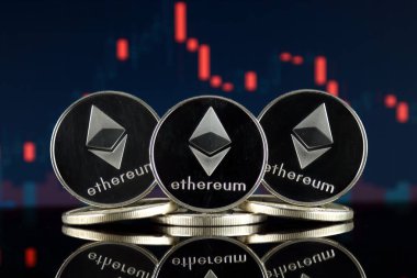 Ethereum (Eth) fiziksel sürümü. Blockchain teknolojisi, akıllı sözleşmeler, kişisel belirteçleri ve ilk para sunan cryptocurrency, yatırımcılar için kavramsal görüntü.