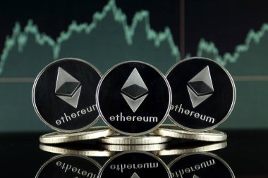 Ethereum (Eth) fiziksel sürümü. Blockchain teknolojisi, akıllı sözleşmeler, kişisel belirteçleri ve ilk para sunan cryptocurrency, yatırımcılar için kavramsal görüntü.