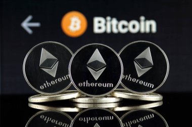 Ethereum (Eth) fiziksel sürümü. Blockchain teknolojisi, akıllı sözleşmeler, kişisel belirteçleri ve ilk para sunan cryptocurrency, yatırımcılar için kavramsal görüntü.