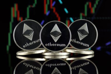 Ethereum (Eth) fiziksel sürümü. Blockchain teknolojisi, akıllı sözleşmeler, kişisel belirteçleri ve ilk para sunan cryptocurrency, yatırımcılar için kavramsal görüntü.