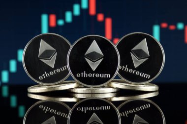 Ethereum (Eth) fiziksel sürümü. Blockchain teknolojisi, akıllı sözleşmeler, kişisel belirteçleri ve ilk para sunan cryptocurrency, yatırımcılar için kavramsal görüntü.