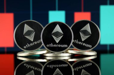 Ethereum (Eth) fiziksel sürümü. Blockchain teknolojisi, akıllı sözleşmeler, kişisel belirteçleri ve ilk para sunan cryptocurrency, yatırımcılar için kavramsal görüntü.