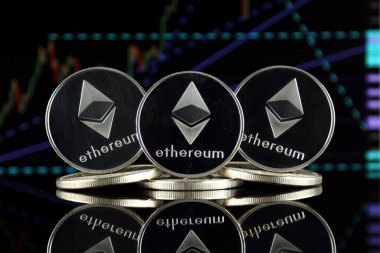 Ethereum (Eth) fiziksel sürümü. Blockchain teknolojisi, akıllı sözleşmeler, kişisel belirteçleri ve ilk para sunan cryptocurrency, yatırımcılar için kavramsal görüntü.