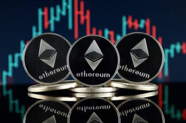 Ethereum (Eth) fiziksel sürümü. Blockchain teknolojisi, akıllı sözleşmeler, kişisel belirteçleri ve ilk para sunan cryptocurrency, yatırımcılar için kavramsal görüntü.
