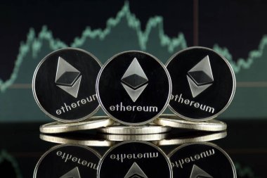 Ethereum (Eth) fiziksel sürümü. Blockchain teknolojisi, akıllı sözleşmeler, kişisel belirteçleri ve ilk para sunan cryptocurrency, yatırımcılar için kavramsal görüntü.