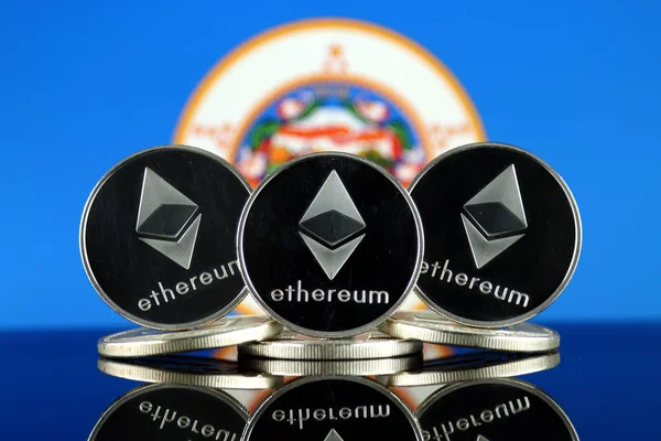 Ethereum (Eth) ve Minnesota devlet bayrağı fiziksel sürümü. Blockchain teknolojisi, akıllı sözleşmeler, kişisel belirteçleri ve ilk para sunan cryptocurrency, yatırımcılar için kavramsal görüntü.