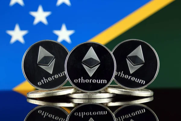 Ethereum (Eth) ve Solomon Adaları bayrağı fiziksel sürümü. Blockchain teknolojisi, akıllı sözleşmeler, kişisel belirteçleri ve ilk para sunan cryptocurrency, yatırımcılar için kavramsal görüntü.