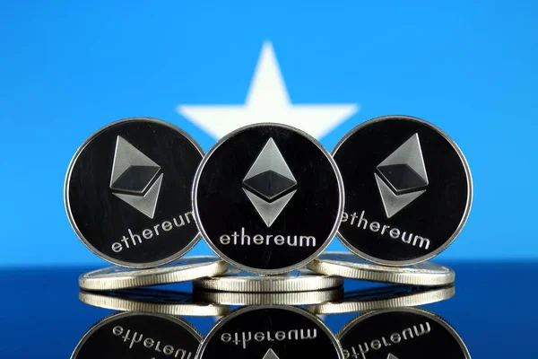Ethereum (Eth) ve Somali bayrağı fiziksel sürümü. Blockchain teknolojisi, akıllı sözleşmeler, kişisel belirteçleri ve ilk para sunan cryptocurrency, yatırımcılar için kavramsal görüntü.